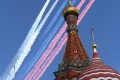Moskau - Basilius-Kathedrale, auf den Platz davor darf ich nicht, dafür sehe ich aber einen Teil der Militärparade, der Luftraum ist normalerweise über Moskau das ganze Jahr gesperrt