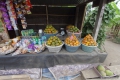 Im Land verkaufen viele Bauern Obst an kleinen Ständen