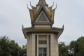 Gedenkstädte Killing Fields außerhalb von Phnom Penh. In dieser Stupa werden die Schädel und Gebeine einiger Opfer aufbewahrt
